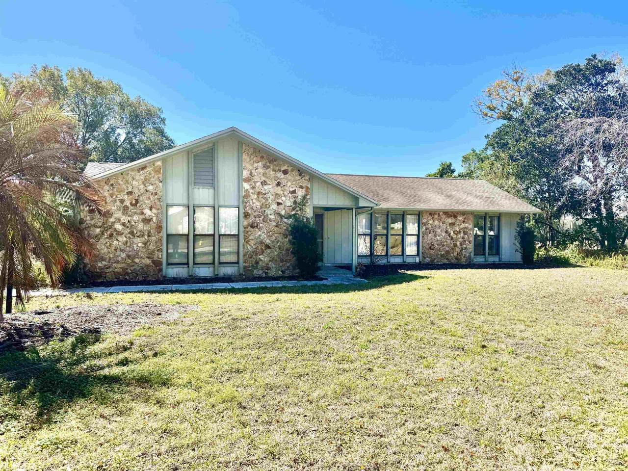 1074 Club House Blvd - Photo 1