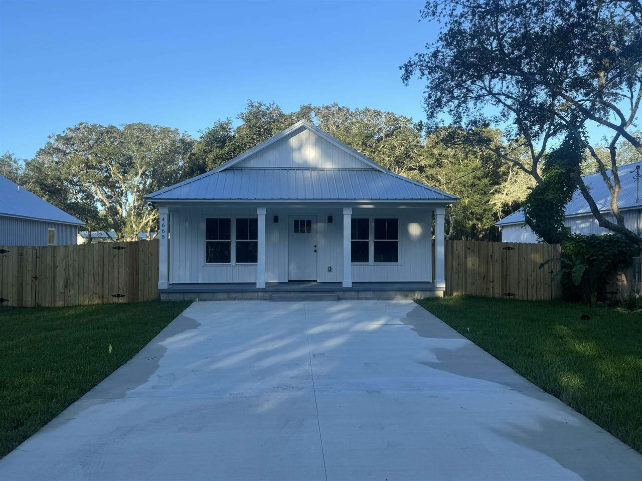 916 Kennedy Dr - Photo 1