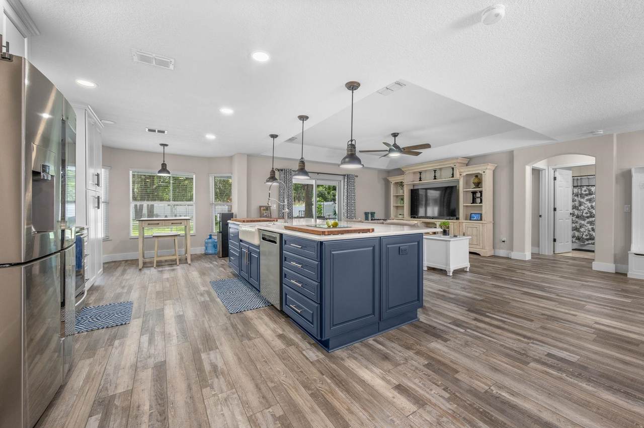 3445 Kings Road South - Photo 1