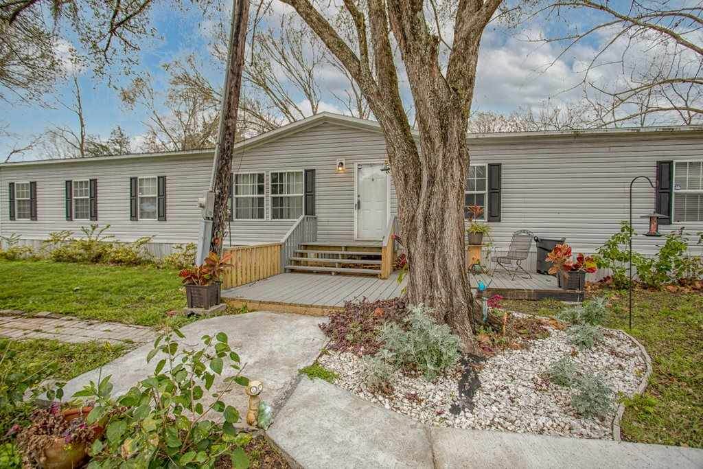 651 Alexander St - Photo 1