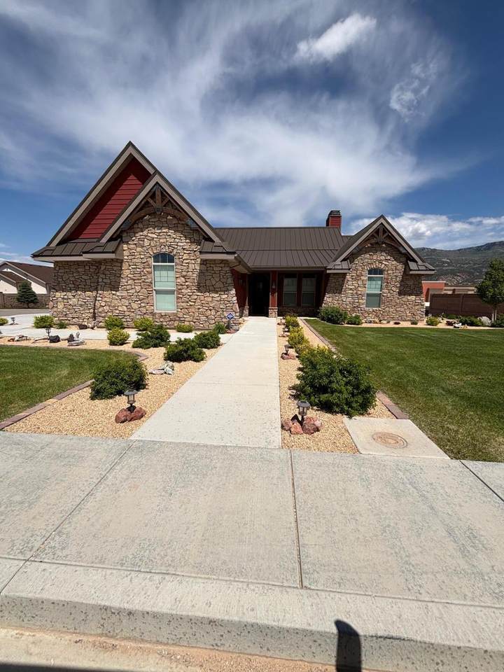 865 Cliffs Dr - Photo 1