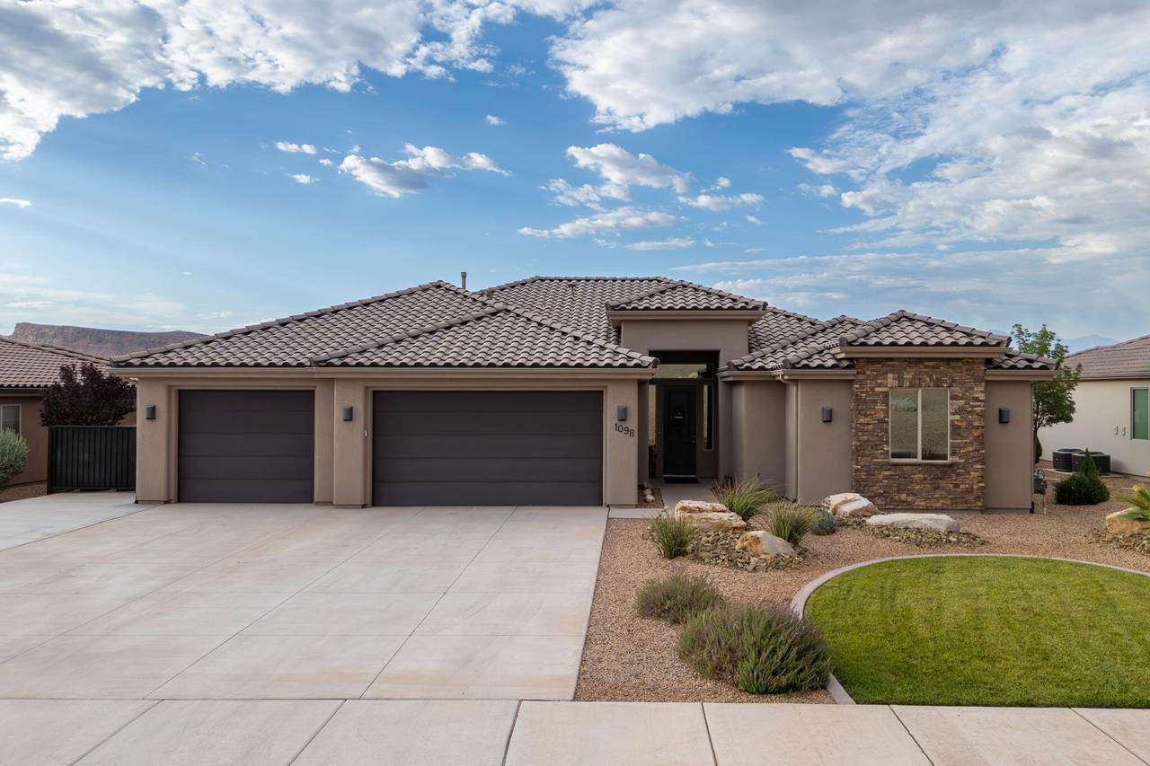 1098 Riverstone Cir - Photo 1