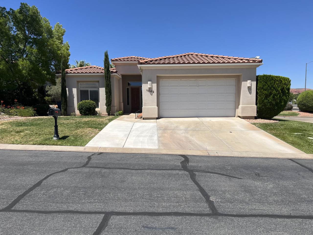 1042 Hillview Dr - Photo 1