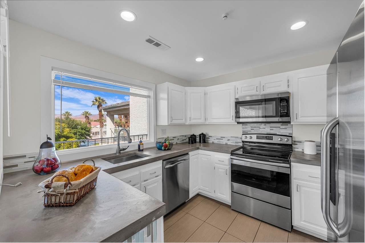 1845 Canyon View - Photo 1