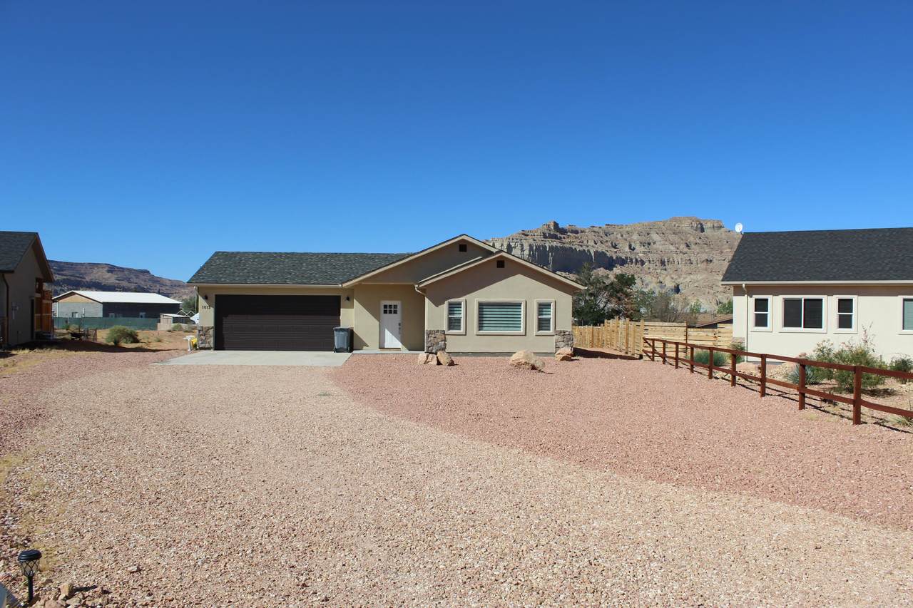 1015 Canyon Dr - Photo 1
