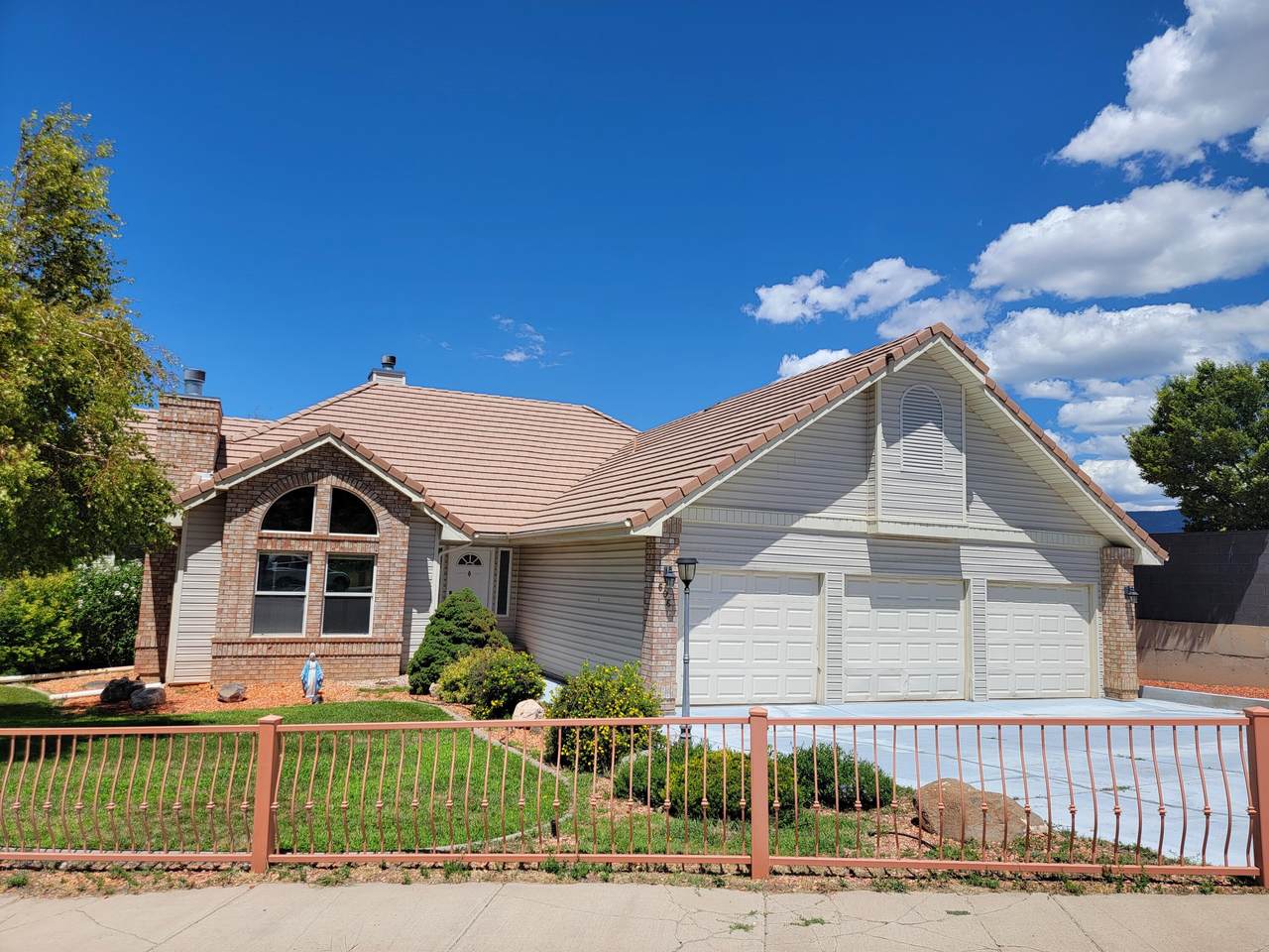 606 Greens Lake Dr - Photo 1