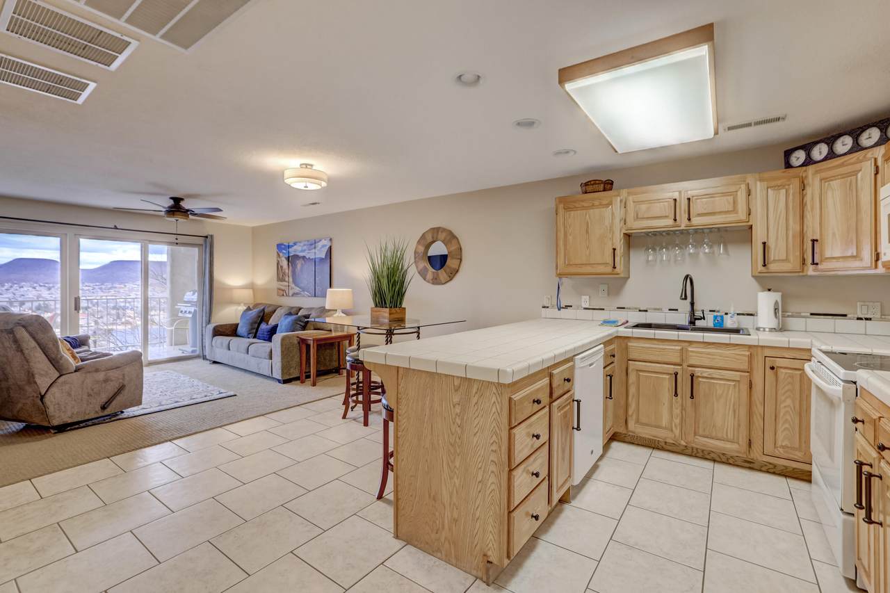 1845 Canyon View Dr - Photo 1