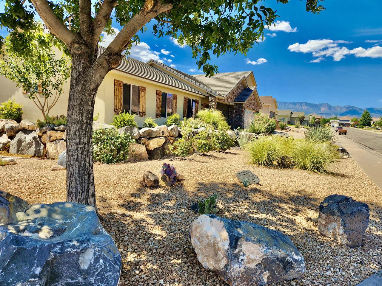 810 Peachtree Dr - Photo 1