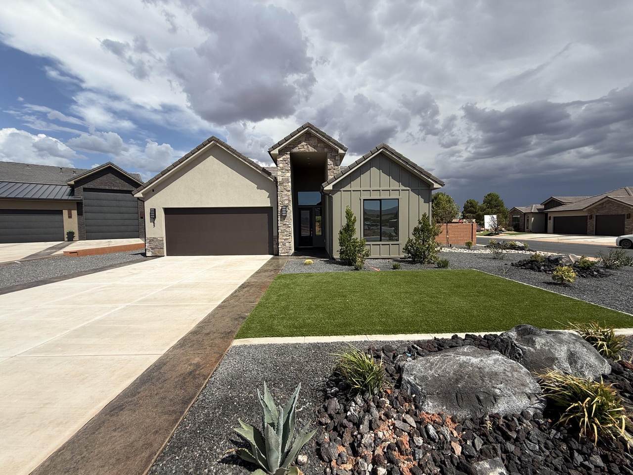 565 Harmony Cir - Photo 1