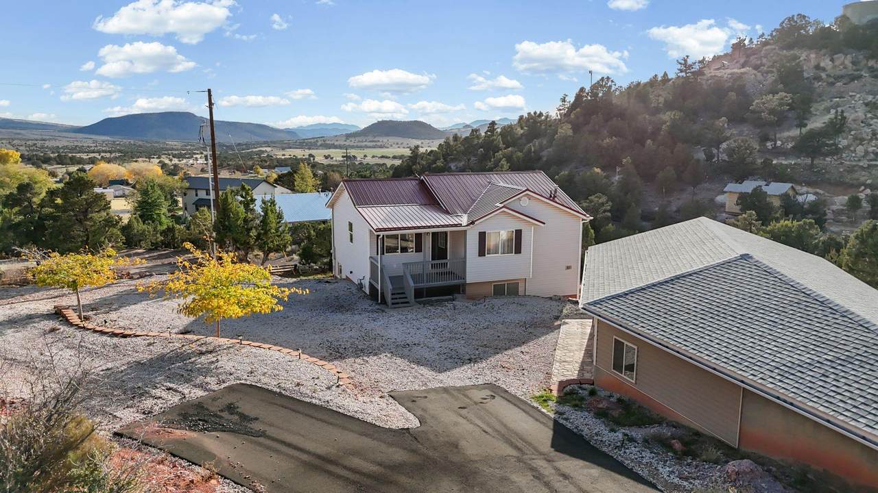 328 Hillcrest Cir - Photo 1