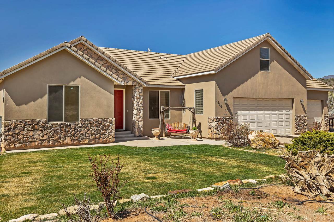 1110 Emerald Dr - Photo 1