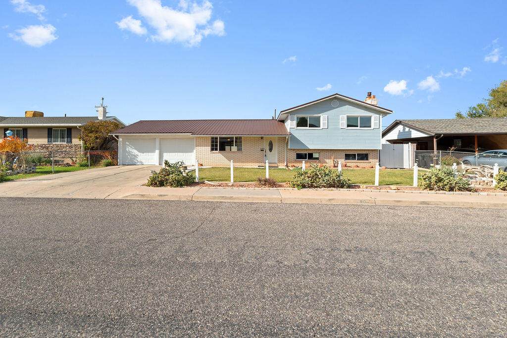 642 Sunset Dr - Photo 1