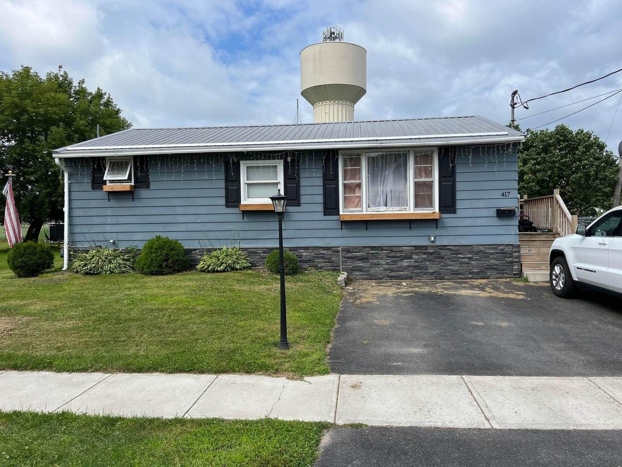 417 St. Lawrence Ave - Photo 1