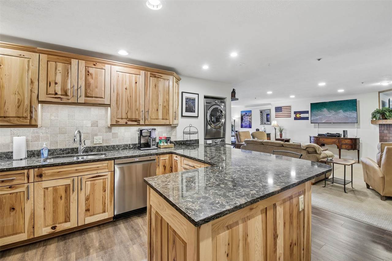 305 Park Avenue - Photo 1