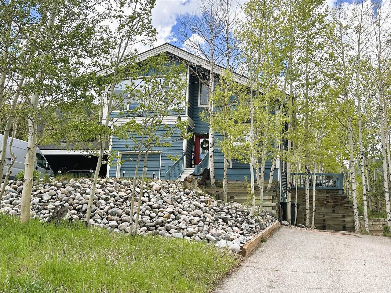 321 6th Avenue - Photo 1
