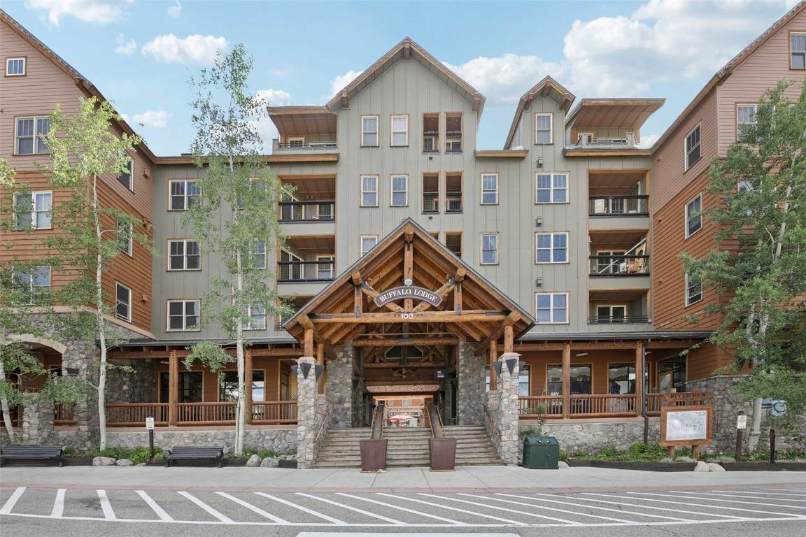100 Dercum Square - Photo 1