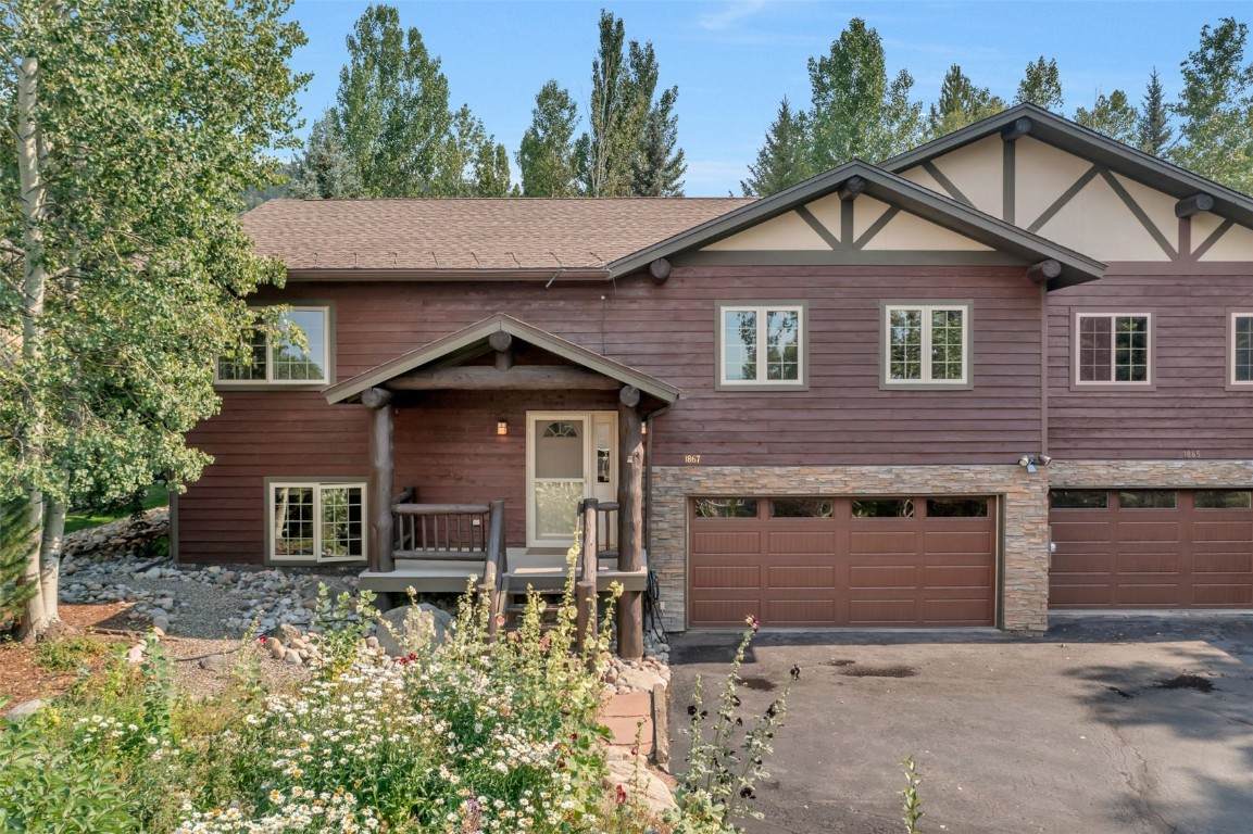 1867 Hunters Drive - Photo 1