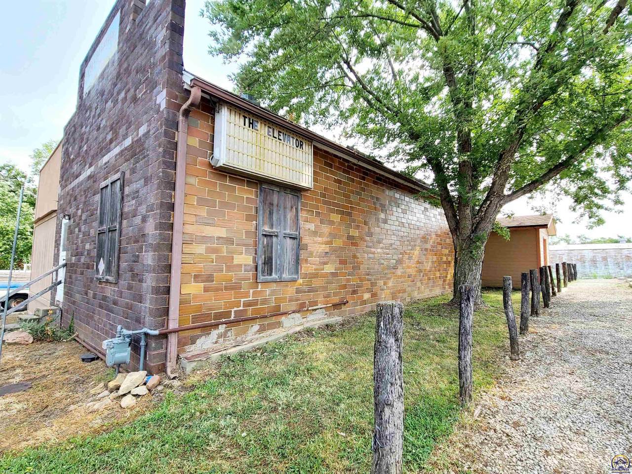305 Maple St - Photo 1