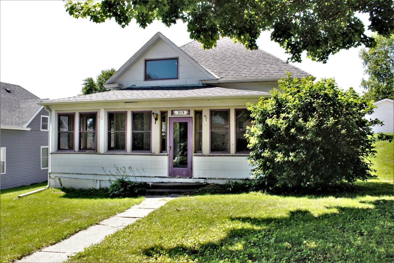 215 7TH Street - Photo 1