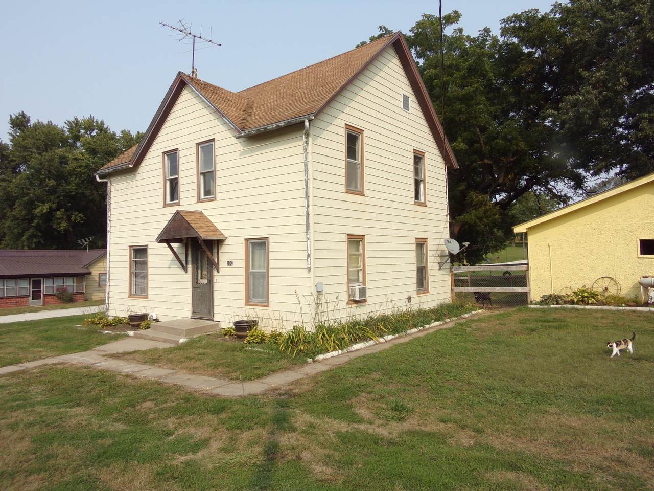 207 N. Oak St - Photo 1