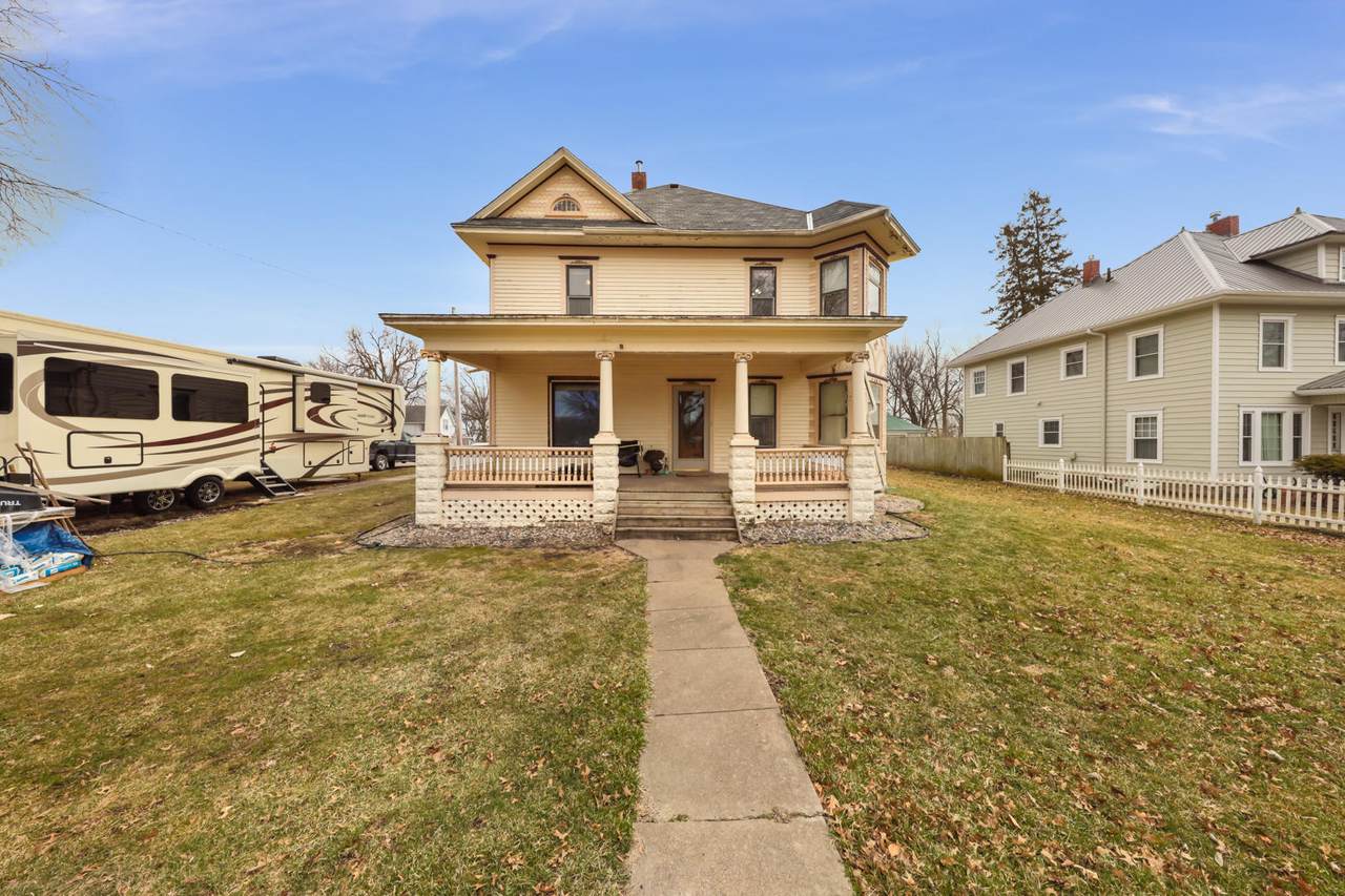 309 Country Street - Photo 1