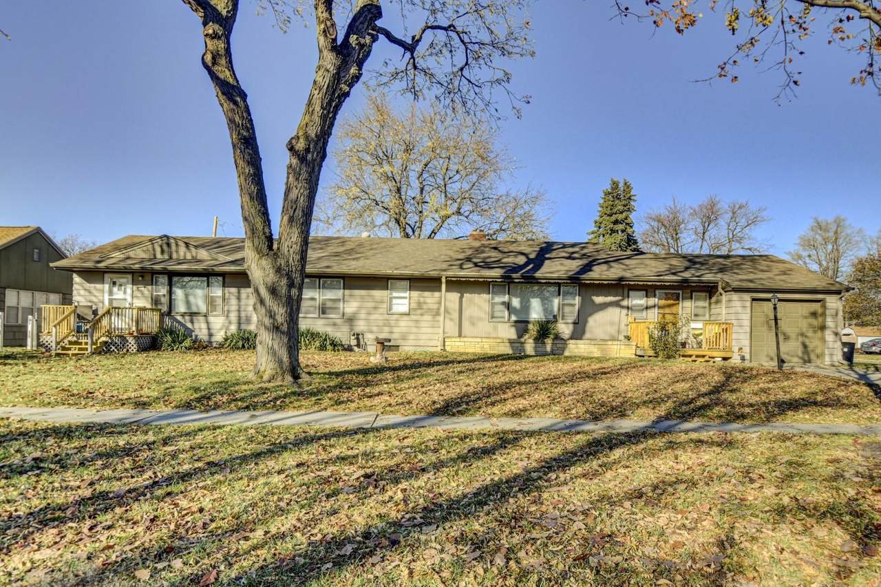 3202 7 Avenue - Photo 1