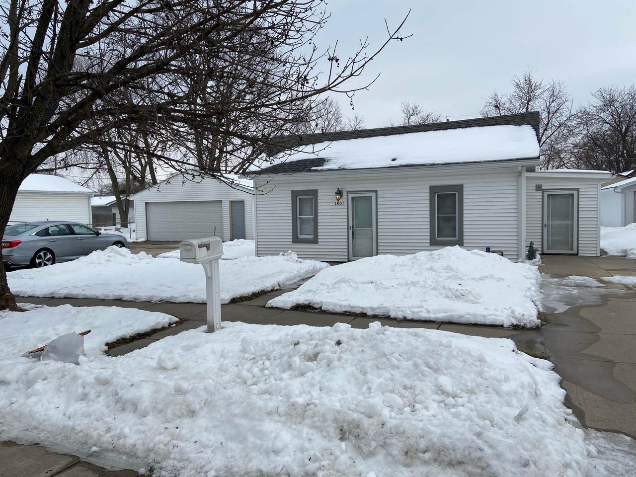 1801 Ave F - Photo 1