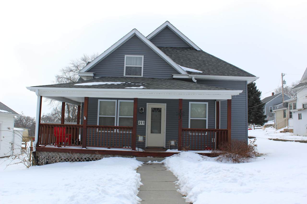 211 7TH Street - Photo 1
