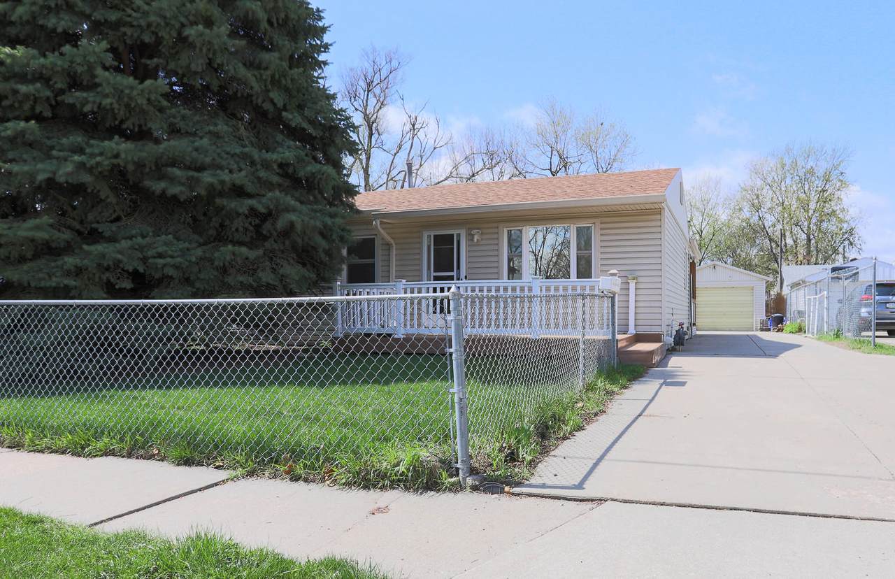 1214 19 Street - Photo 1