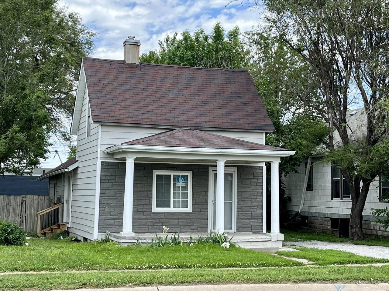 1524 Avenue B - Photo 1