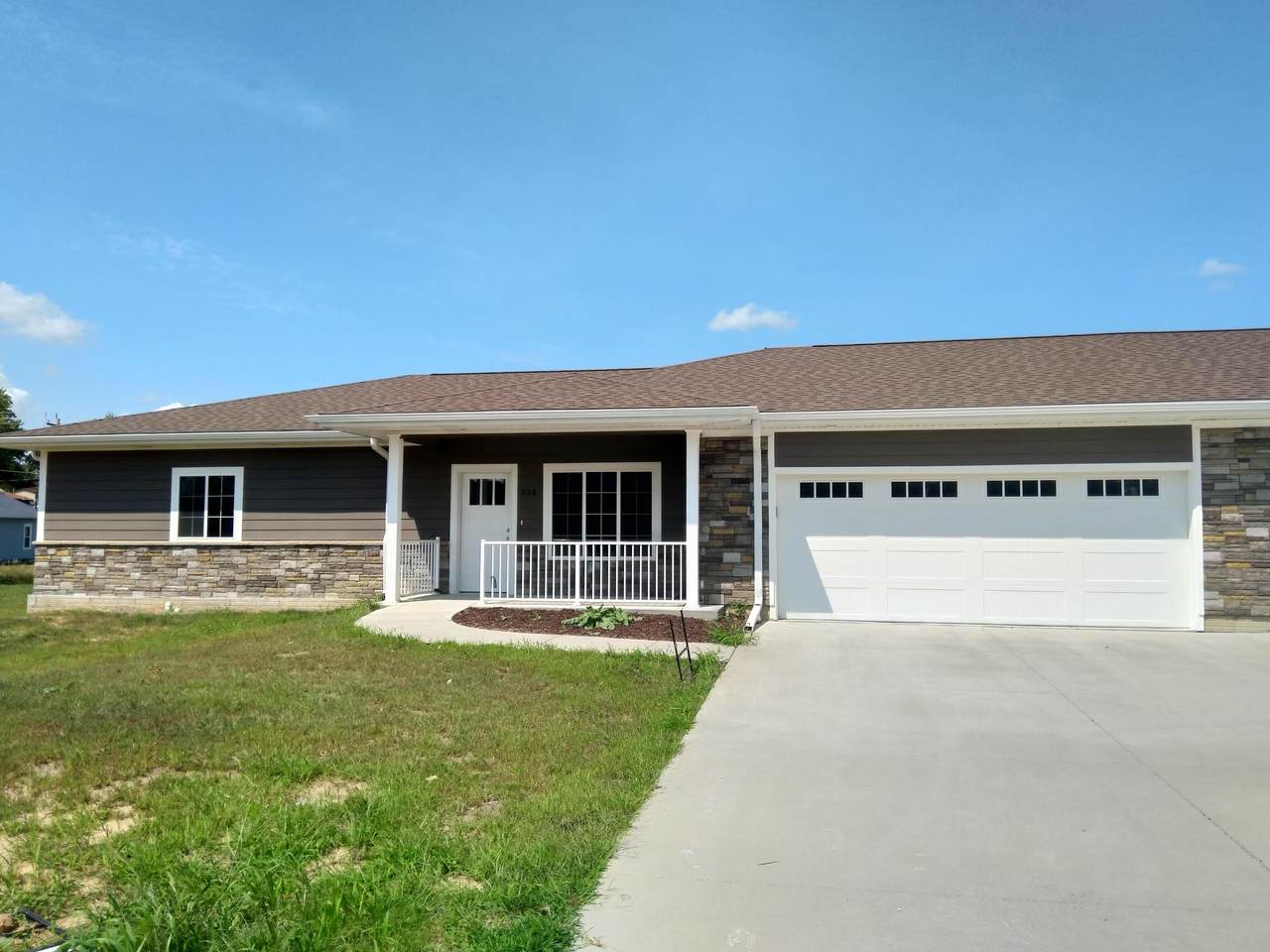 908 Tamarack Lane - Photo 1