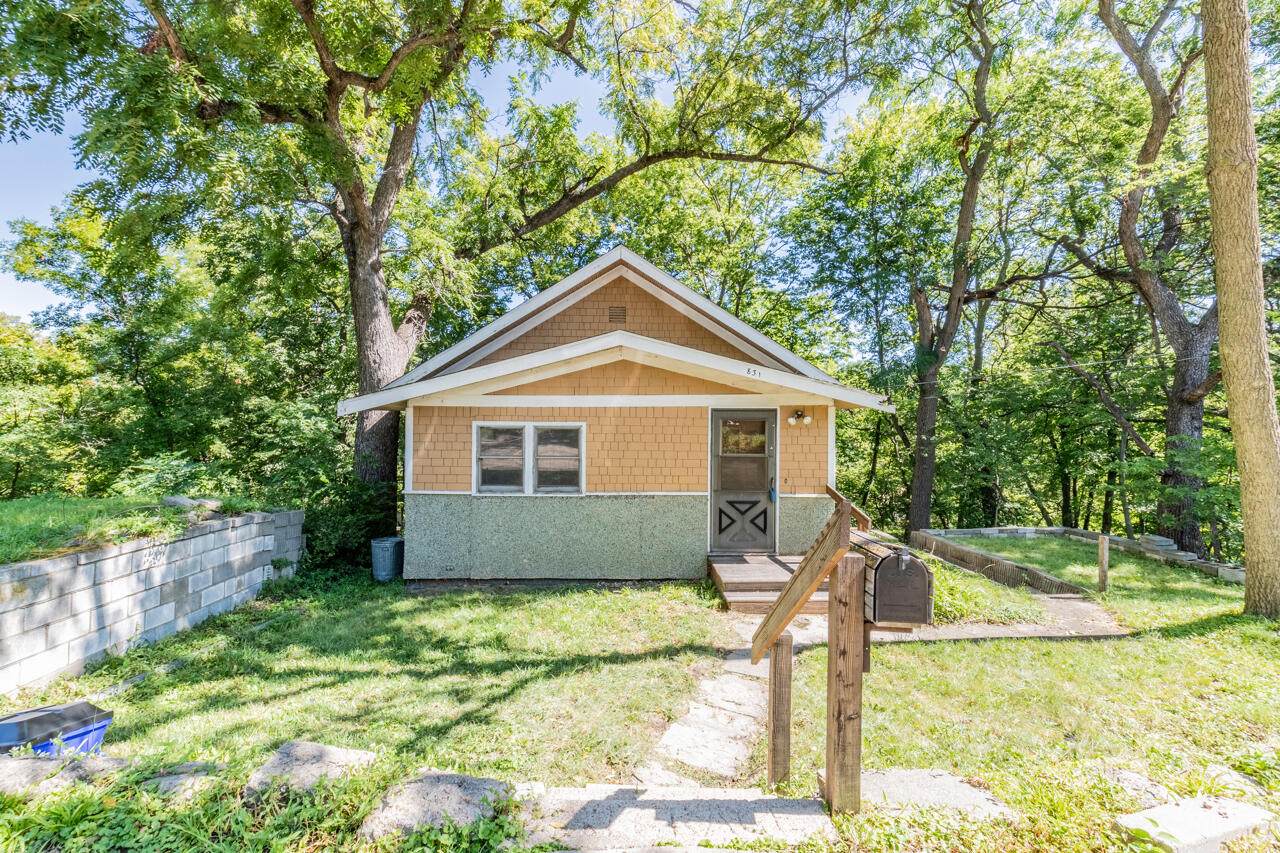831 Grace Street - Photo 1