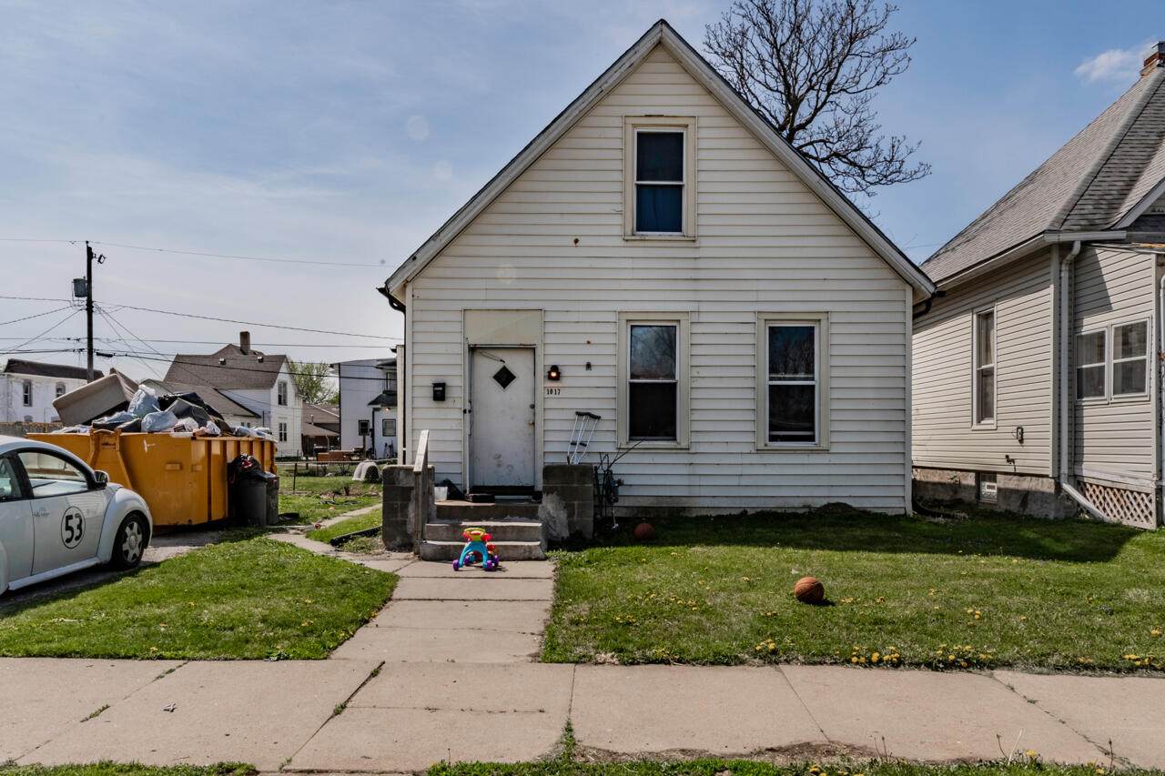 1017 4TH Avenue - Photo 1