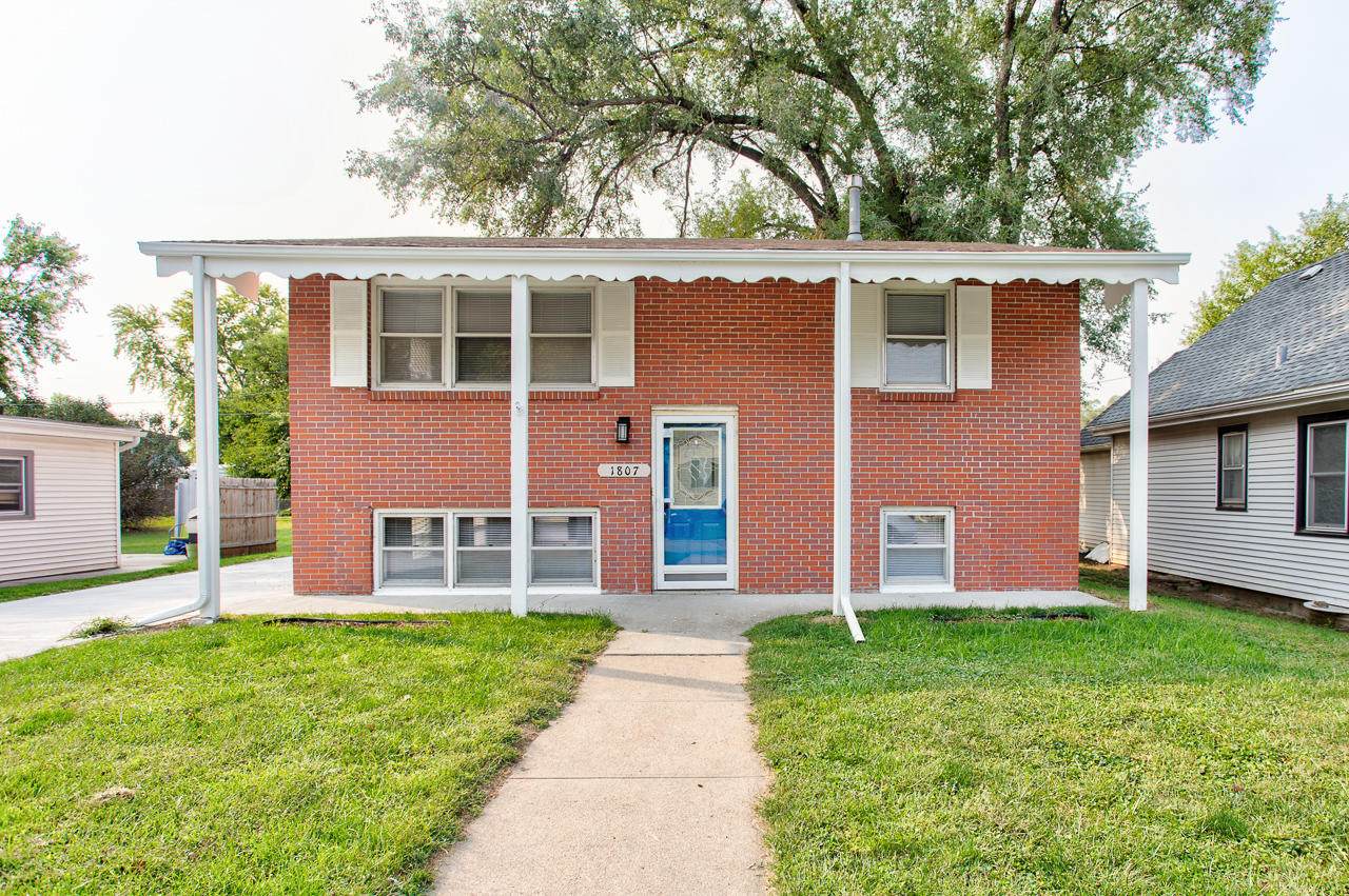 1807 Ave F - Photo 1