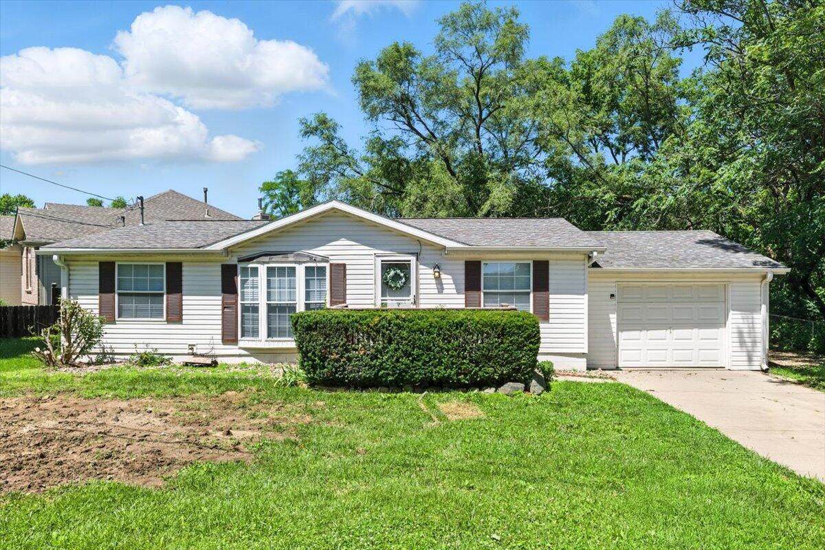 603 Hillcrest - Photo 1