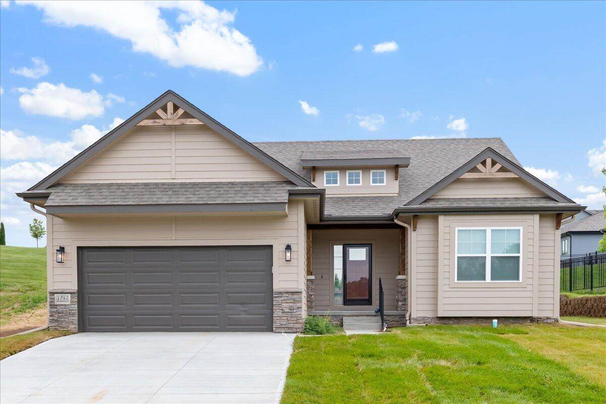 1742 Blackthorn - Photo 1
