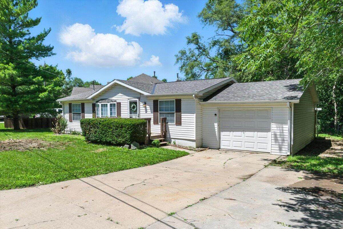 603 Hillcrest - Photo 1