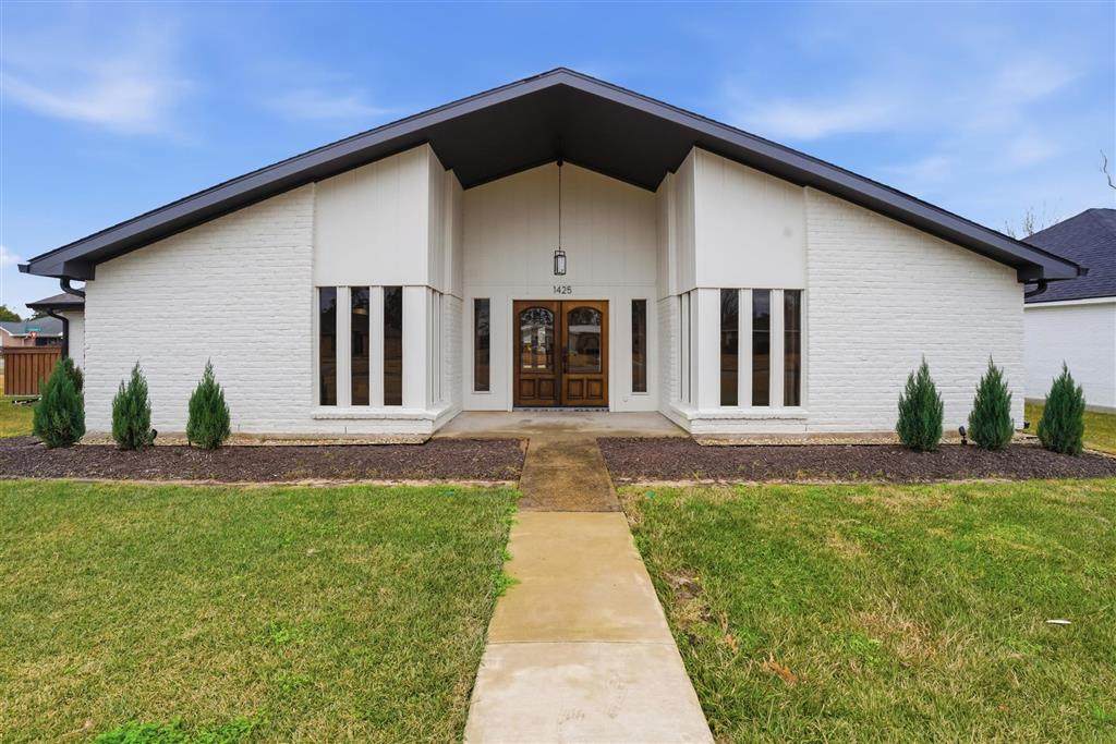 1425 Chateau Circle - Photo 1