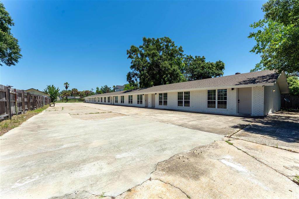 638 Iris Street - Photo 1