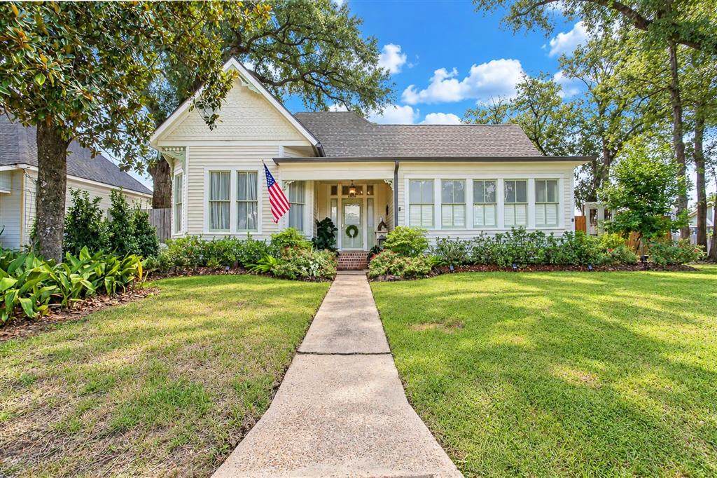 1002 Iris Street - Photo 1