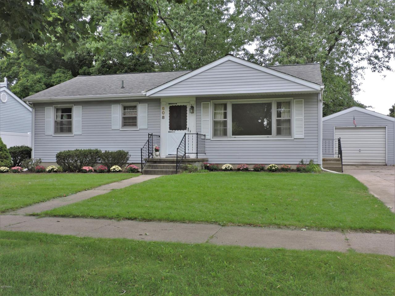 608 Lilac Avenue - Photo 1