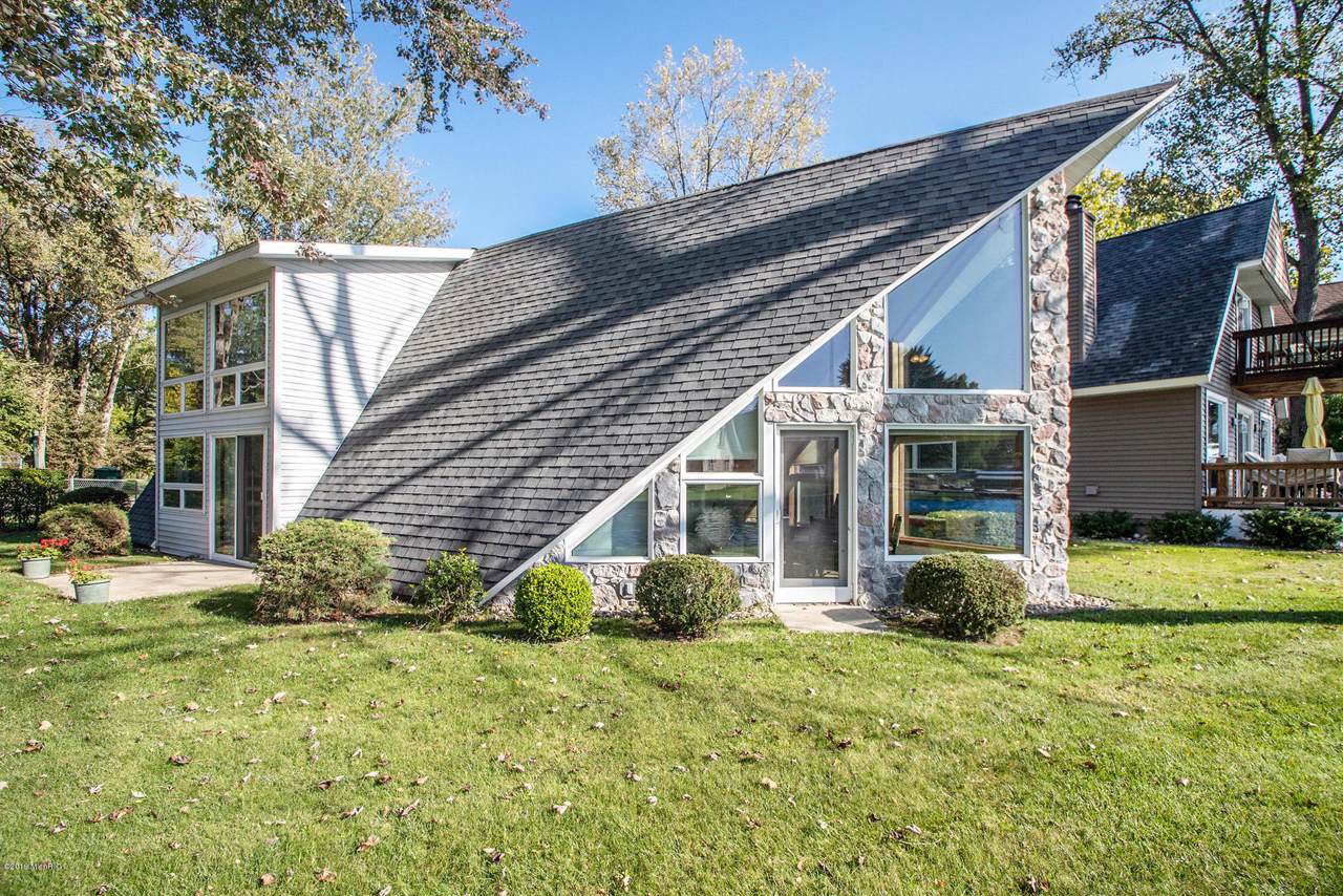 5075 Shoreview Drive - Photo 1