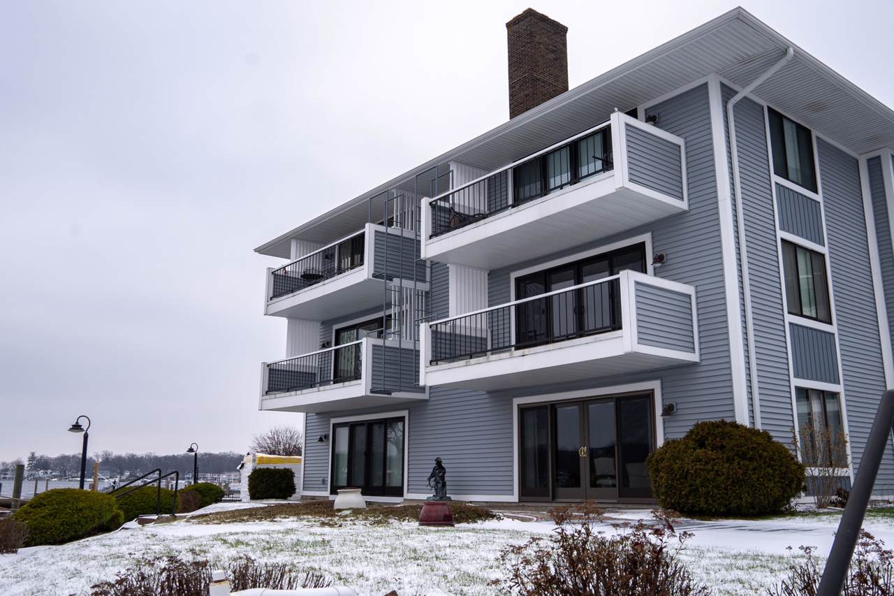 400 Lakeview Court - Photo 1