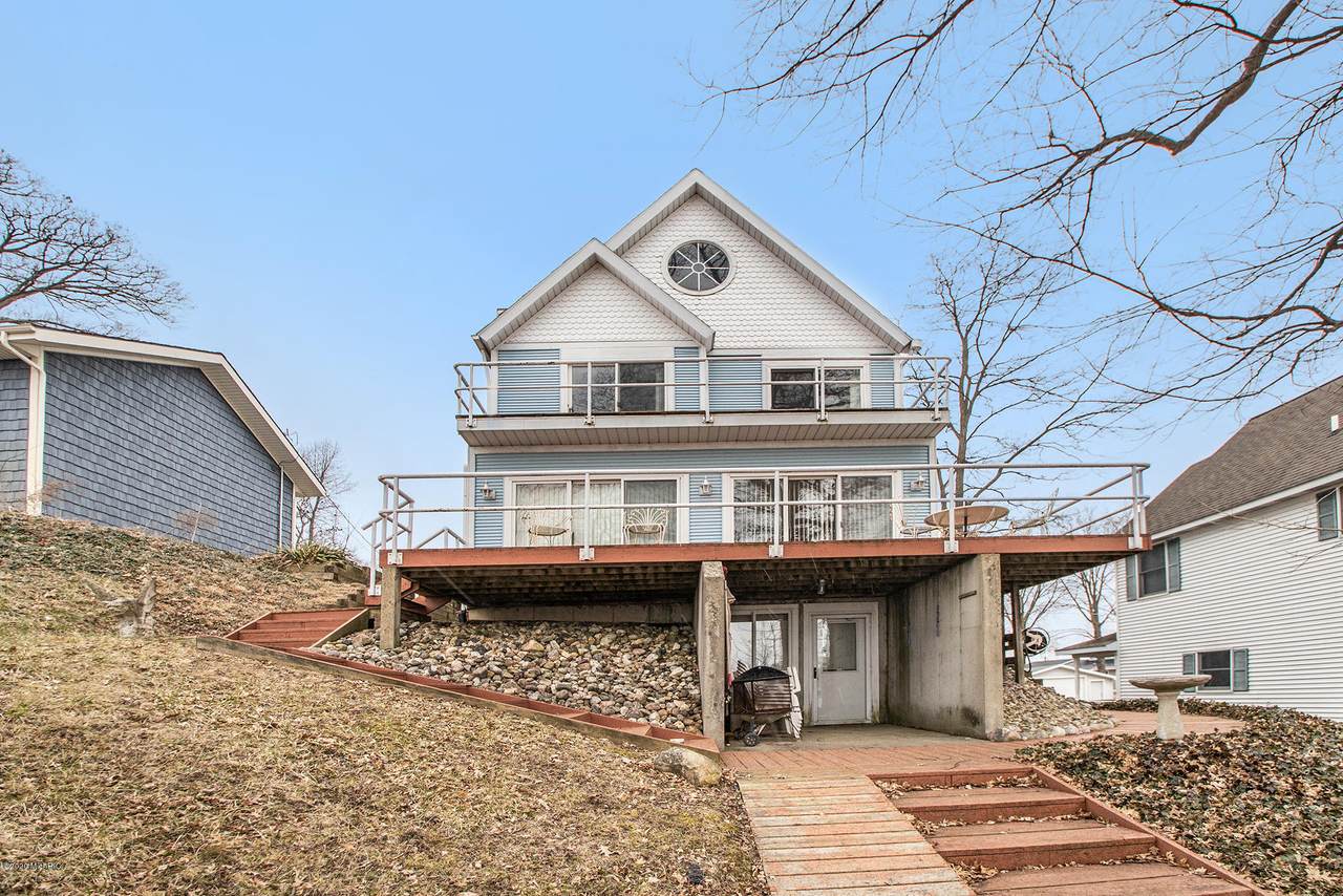 8364 Lake Avenue - Photo 1
