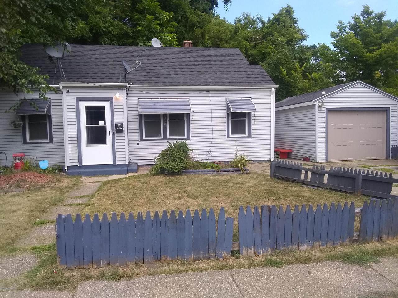 857 Pipestone Street - Photo 1