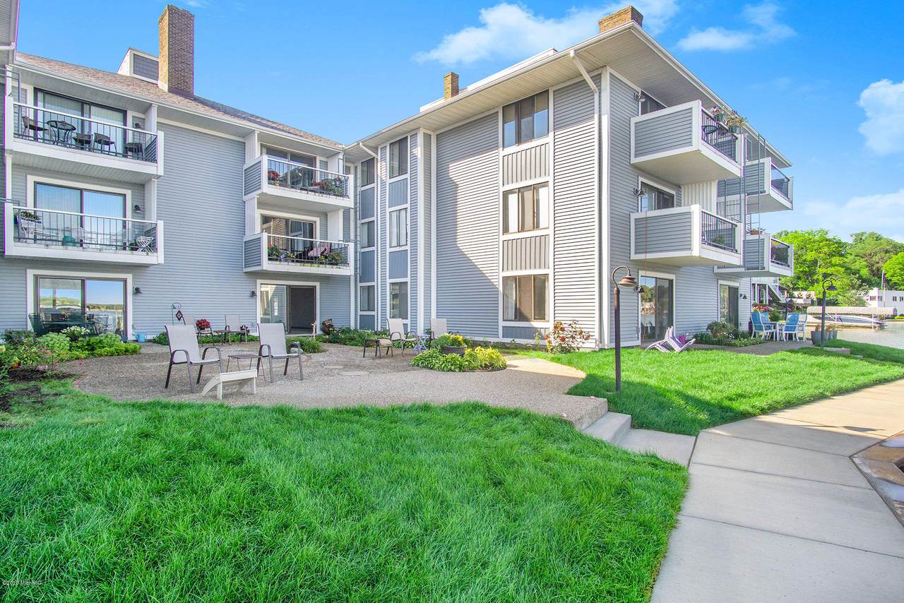 400 Lakeview Court - Photo 1