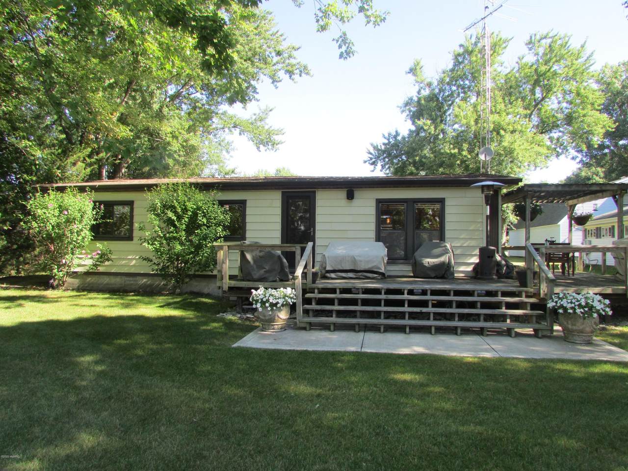 305 Caroline Drive - Photo 1
