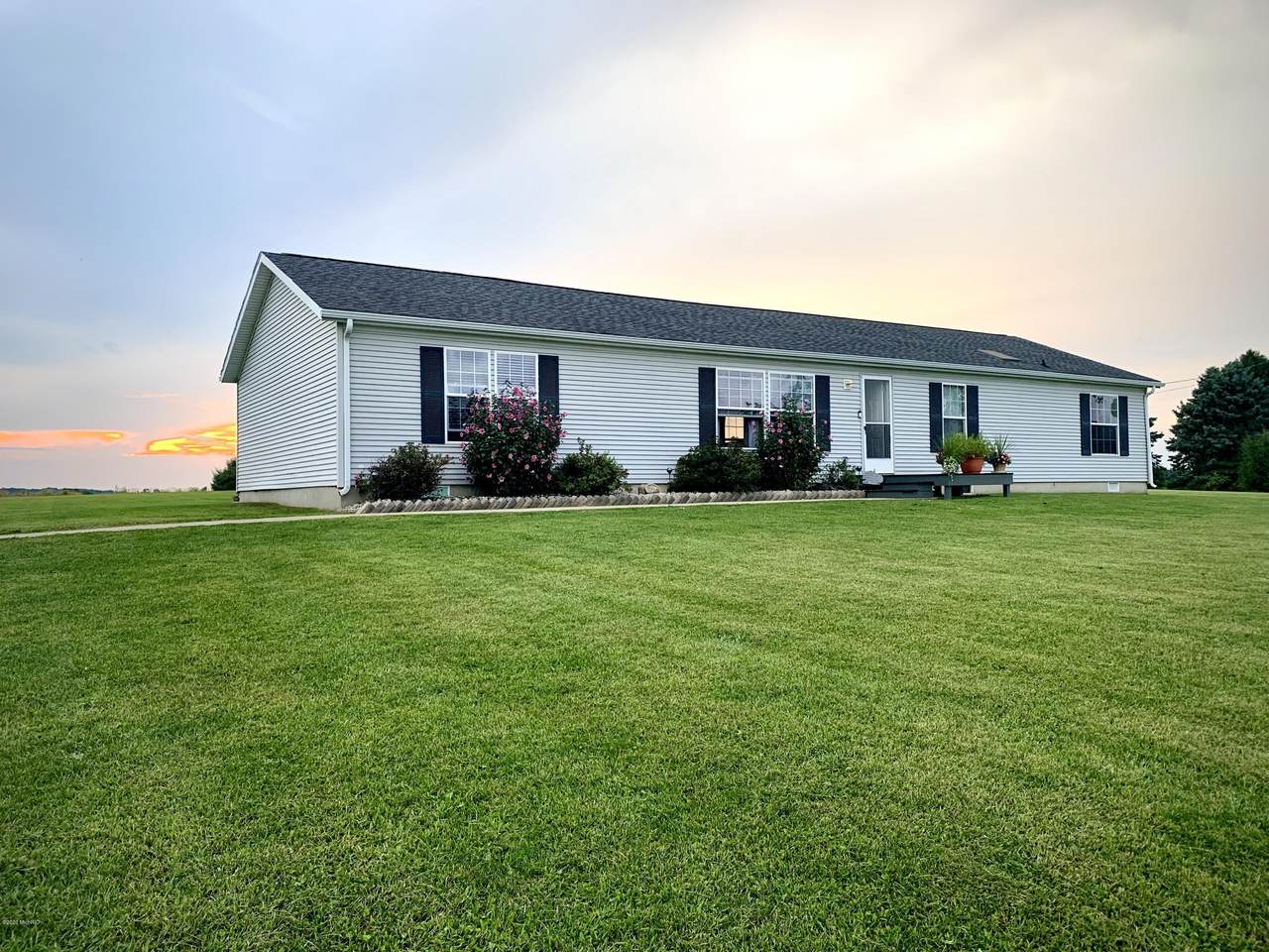 52992 Garret Road - Photo 1