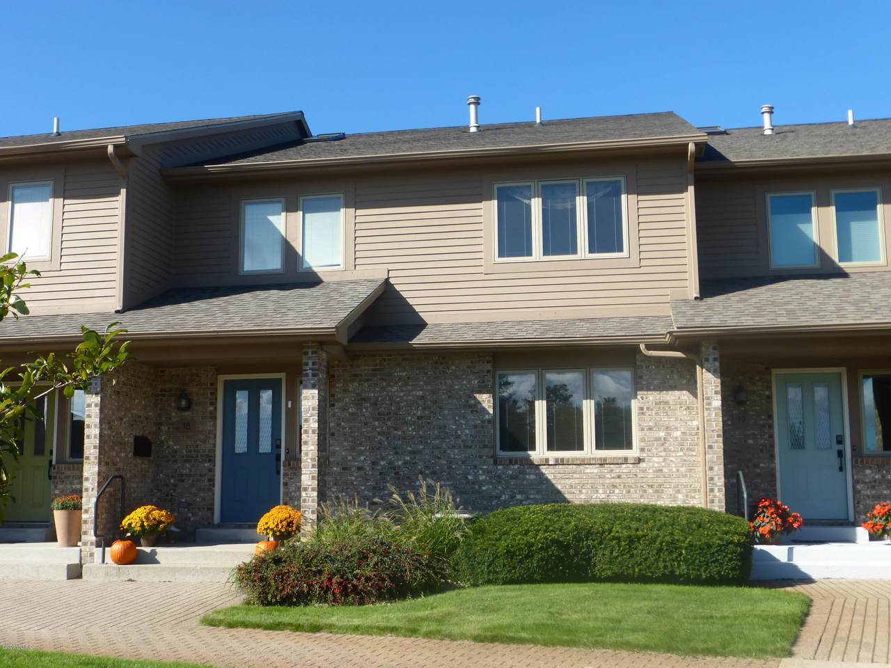 215 Lakeshore Drive - Photo 1