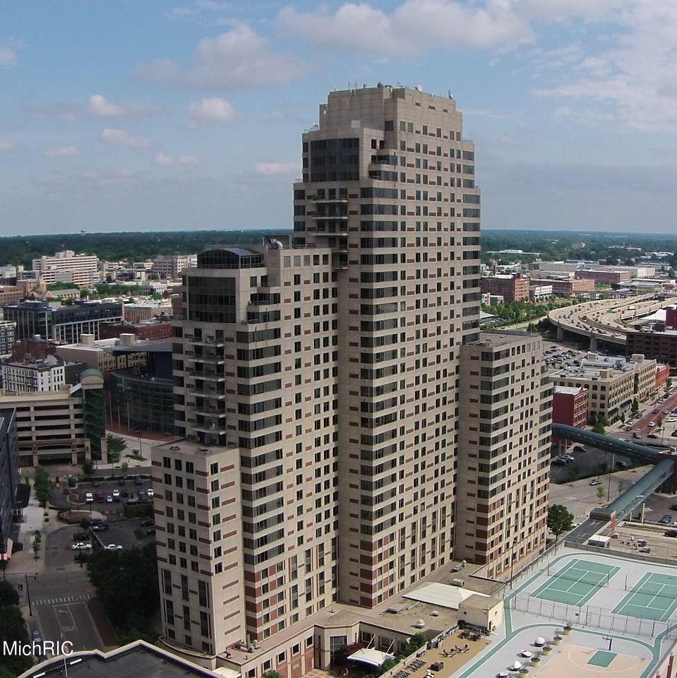 12 Campau Circle - Photo 1